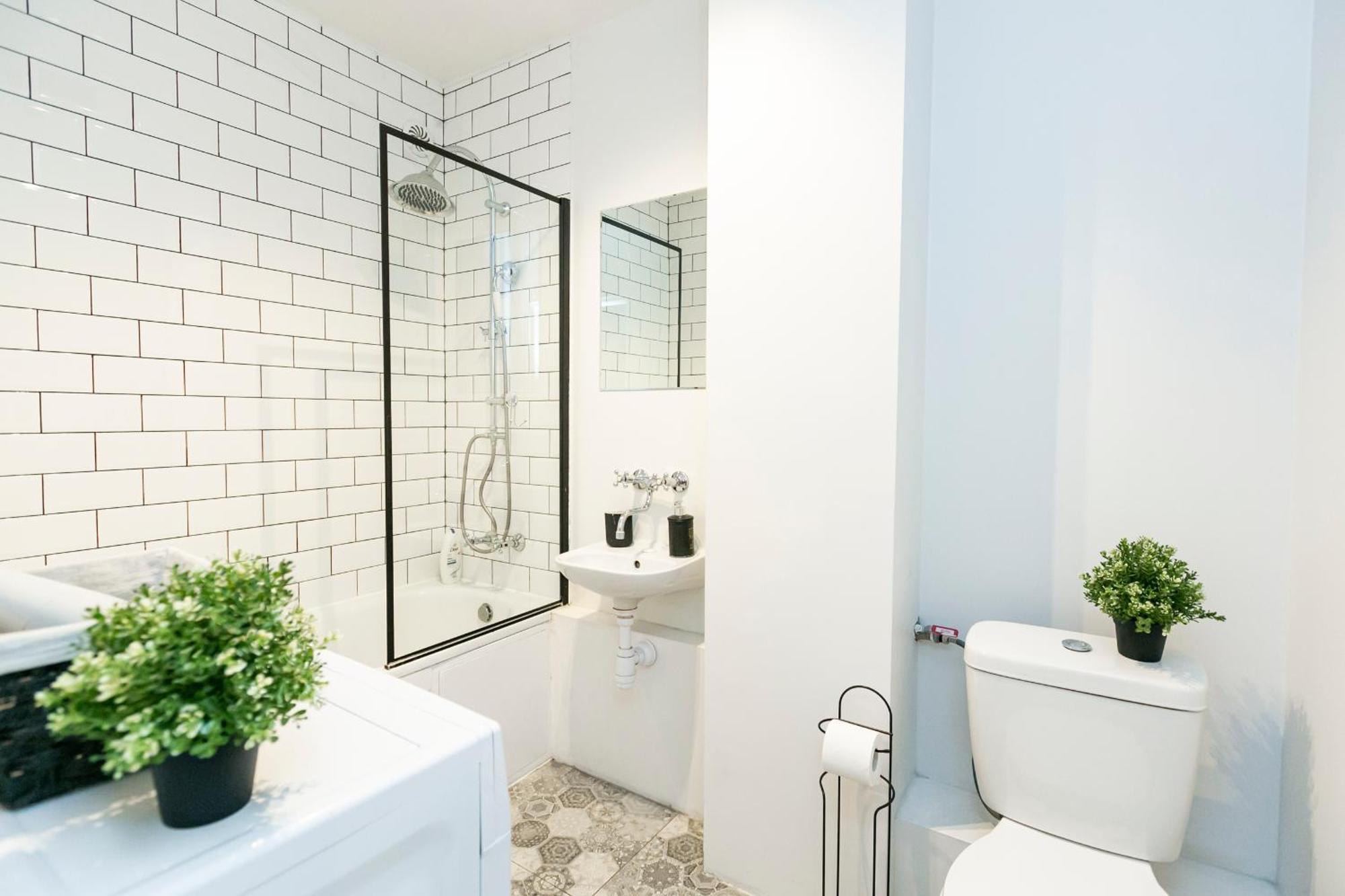 Nowogrodzka 78 - Apartament Dla 4 Osob - 200M Od Szpitala Klinicznego Na Lindleya - 1Km Do Dworca Centralnego - Wifi - Smart Tv 45 Cali Varsó Kültér fotó