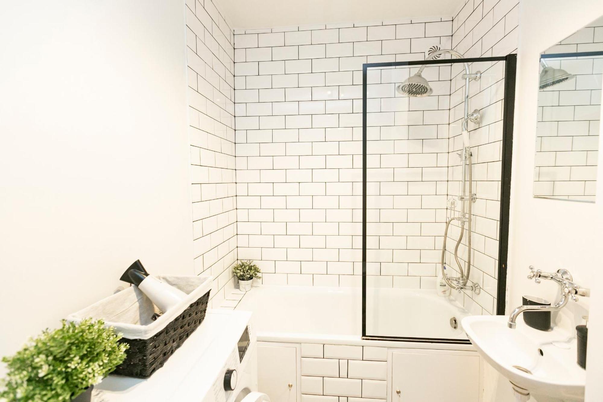 Nowogrodzka 78 - Apartament Dla 4 Osob - 200M Od Szpitala Klinicznego Na Lindleya - 1Km Do Dworca Centralnego - Wifi - Smart Tv 45 Cali Varsó Kültér fotó
