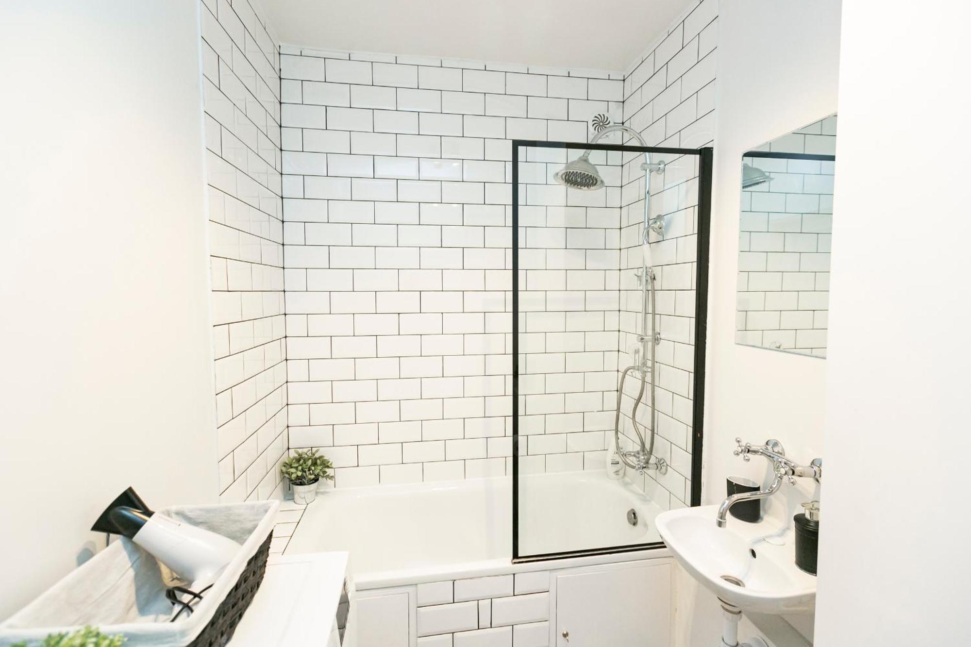 Nowogrodzka 78 - Apartament Dla 4 Osob - 200M Od Szpitala Klinicznego Na Lindleya - 1Km Do Dworca Centralnego - Wifi - Smart Tv 45 Cali Varsó Kültér fotó
